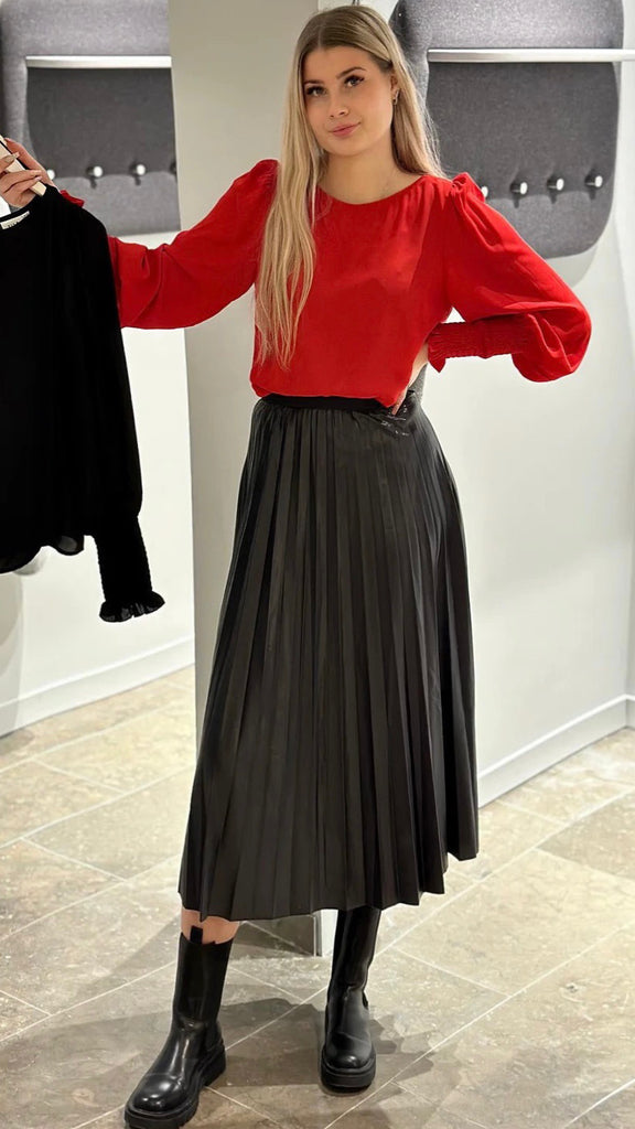 5-A1086 Visanja Red O Neck Top